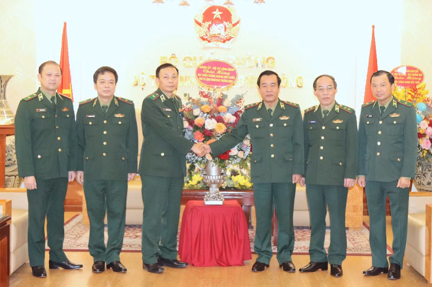 Đảng ủy, Bộ Tư lệnh BĐBP chúc mừng Thiếu tướng Hoàng Hữu Chiến đảm nhiệm chức vụ mới, ngày 7/12. Ảnh: PV
