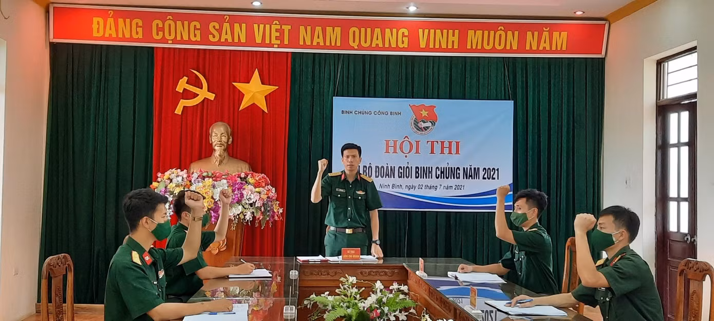 Thí sinh tham gia hội thi thực hành ra chương trình hoạt động tháng
