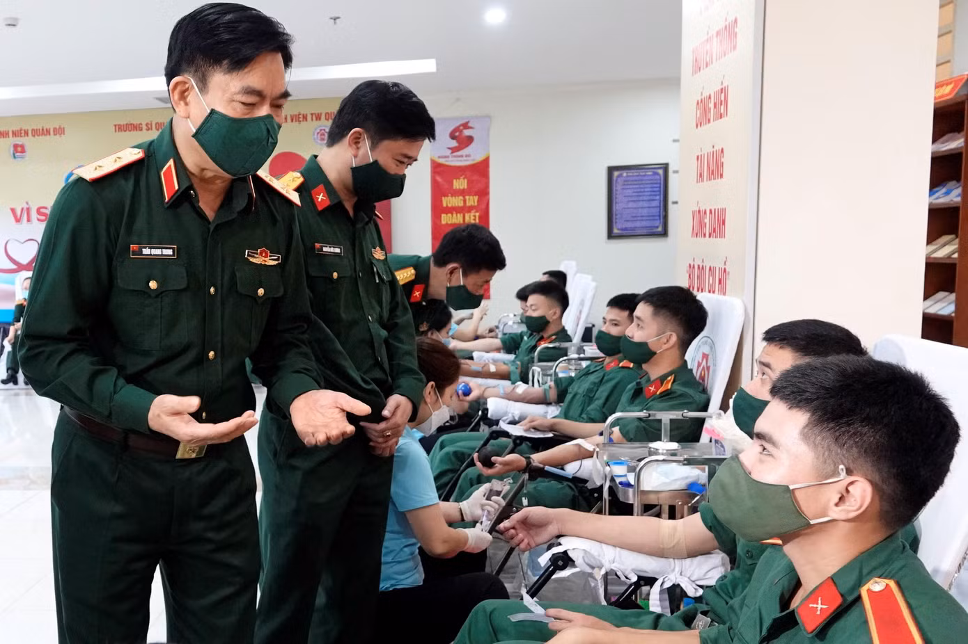 Trung tướng Trần Quang Trung, Chính ủy Trường Sỹ quan Chính trị trò chuyện, động viên học viên nhà trường