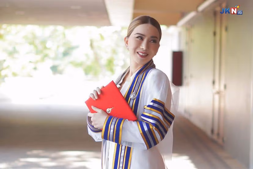 Nữ tỷ phú chuyển giới nhận bằng Tiến sĩ danh dự về quản lý quốc tế tại Đại học Công nghệ Rajamangala Thanyaburi.