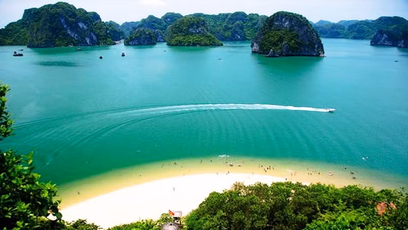 Bãi biển hình vầng trăng của đảo Ti Tốp.