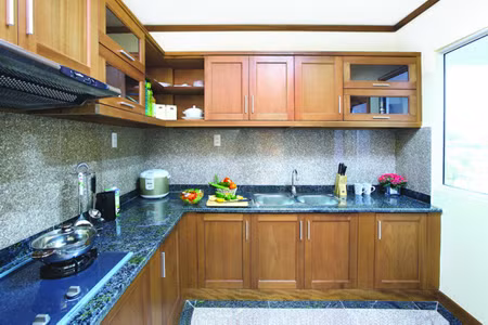 Không gian bếp được bố trí gọn gàng, ngăn nắp giúp bạn cảm hứng và thêm yêu việc nội trợ chăm sóc cho mái ấm gia đình.