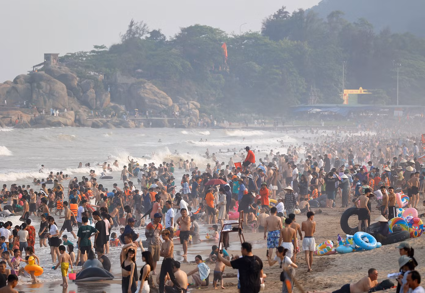 Chiều 28/4, bãi biển Sầm Sơn ken đặc du khách. Thời tiết nắng nóng, bãi biển đẹp khiến Sầm Sơn luôn thu hút rất đông du khách từ các tỉnh thành phía Bắc đổ về mỗi kỳ nghỉ lễ 30/4-1/5.