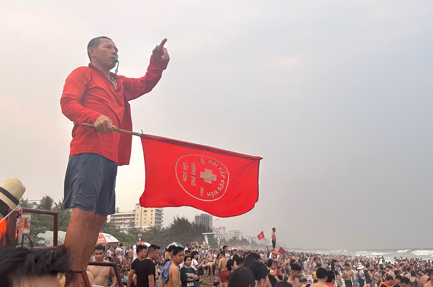 Lượng khách trong ngày hôm nay 28/4 đông kín dọc bờ biển, lực lượng cứu hộ cứu nạn rất vất vả túc trực.