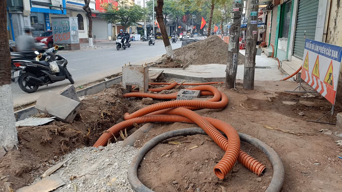 Vật liệu ngổn ngang, hàng trăm cửa hàng trên phố Lương Khánh Thiện cửa đóng then cài cao điểm kinh doanh dịp Tết.
