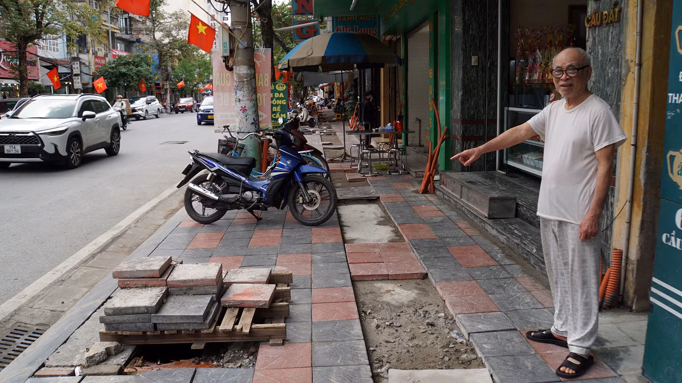 Ông Cao Xuân Đàm (92 tuổi, ở phố Cầu Đất) cho biết, công nhân tới làm dăm bữa nửa tháng thì nghỉ để lại cả đống vật liệu khiến nhiều hộ kinh doanh mặt phố "khốn khổ" từ trước Tết đến nay. Nhiều hố ga, trụ điện thi công dở dang tiềm ẩn nguy hiểm.