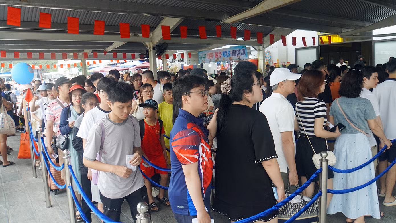 Tại khu vực bến tàu Cái Bèo, hàng nghìn khách du lịch xếp hàng mua vé tham quan vịnh Lan Hạ.