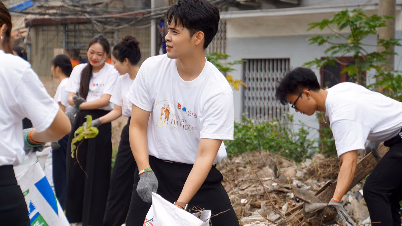 50 thí sinh cuộc thi “Nét đẹp thanh lịch Hải Phòng” lần thứ nhất tham gia dọn dẹp vệ sinh, xóa biển quảng cáo và đổi rác thải nhựa, pin đã sử dụng.