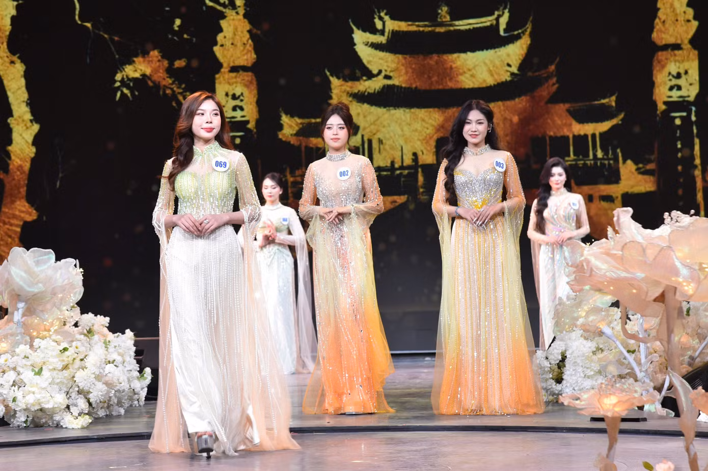 Các thí sinh trình diễn trang phục áo dài, thể thao tại vòng chung kết.