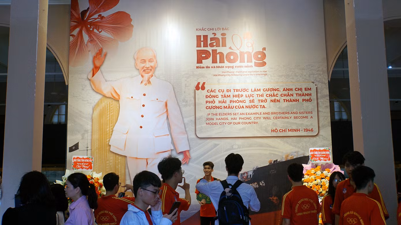 Cùng với các đại biểu Trung ương và thành phố, hàng trăm bạn trẻ là sinh viên, học sinh háo hức tới Bảo tàng Hải Phòng tham quan không gian trưng bày.