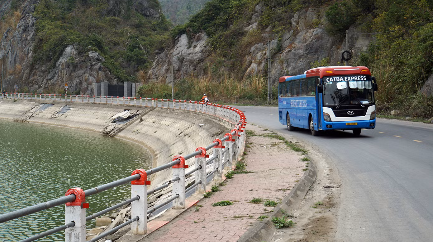 BQL Dự án đầu tư xây dựng công trình giao thông, nông nghiệp Hải Phòng phối hợp với các đơn vị liên quan triển khai sửa chữa, khắc phục các điểm sạt lở mái kè hồ Trân Châu, đoạn tiếp giáp với đường hoa xuyên đảo Cát Bà, phục vụ các hoạt động du lịch.