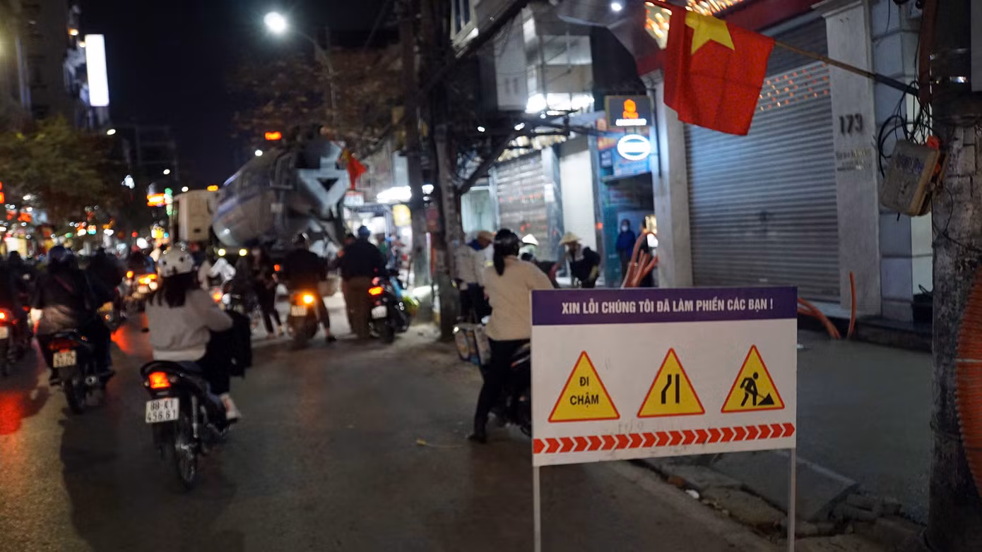Phố Cầu Đất hàng chục năm nay nổi tiếng với nhiều cửa hàng kim hoàn, bánh trung thu, ẩm thực đặc trưng của thành phố Cảng. Tuyến đường dù chỉ dài khoảng 1km nhưng là điểm nút thắt cổ chai, hầu hết các phương tiện từ các trục giao thông chính như Lạch Tray, Hồ Sen - Tô Hiệu, Đông Khê - Lê Lợi đều qua phố Cầu Đất để vào Trung tâm Chính trị - Hành Chính, nhà hát thành phố, dải vườn hoa trung tâm... Do đó, lưu lượng phương tiện di chuyển rất lớn.