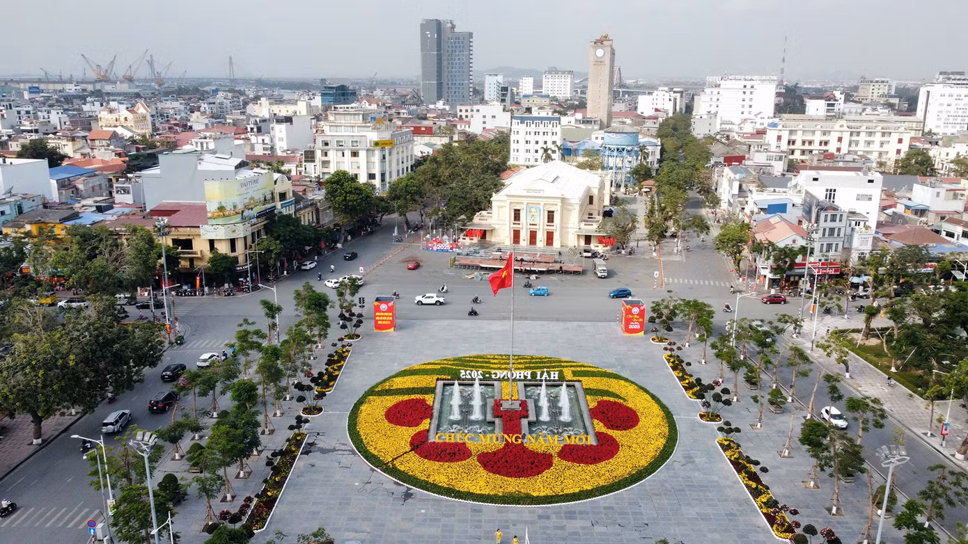 Trung tâm quảng trường nhà hát thành phố Hải Phòng.