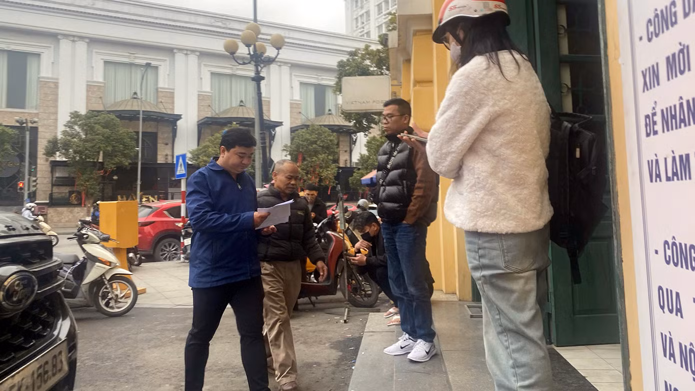 Bưu điện TP Hải Phòng luôn có khoảng 10 người chuyên nhận làm dịch vụ xếp số, hướng dẫn dịch vụ đăng ký thủ tục cấp đổi GPLX.