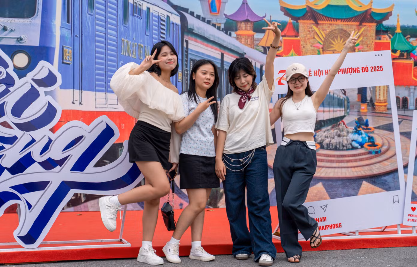 Nhiều bạn trẻ, khách du lịch check-in, chụp hình lưu niệm với Đoàn tàu Hoa Phượng Đỏ ngày khai trương.