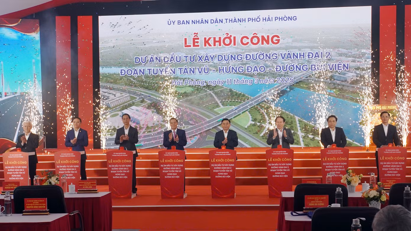 Thường trực Ban Bí thư Trần Cẩm Tú cùng các đại biểu bấm nút khởi công dự án.