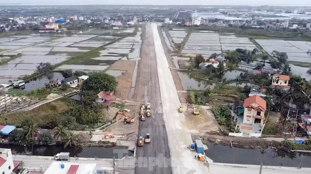Một đoạn dự án tuyến đường bộ ven biển (BOT) và dự án mở rộng từ ngân sách thành phố.
