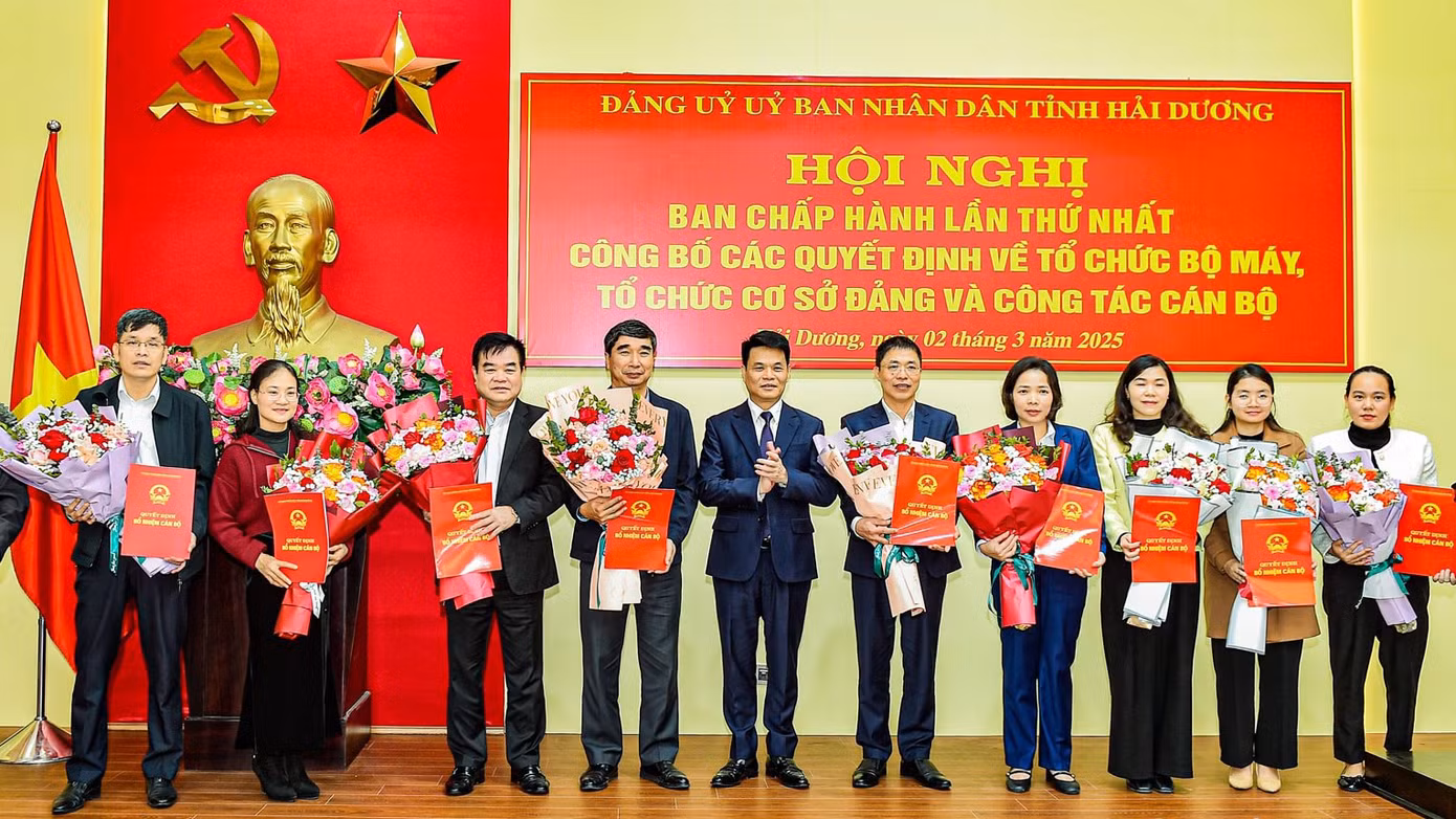 Ông Lê Ngọc Châu - Bí thư Đảng ủy, Chủ tịch UBND tỉnh Hải Dương trao các quyết định thành lập các cơ quan chuyên trách tham mưu của Đảng ủy UBND tỉnh. Ảnh: Thành Chung/Báo Hải Dương