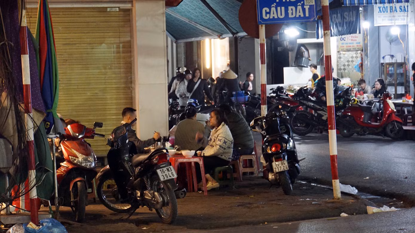 Đối diện phố Trần Nhật Duật, phố Lê Chân (quận Lê Chân) cũng có nhiều cửa hàng nấu và bán tràn lan trên vỉa hè, lòng đường. Phố Lê Chân - Trần Nhật Duật là khu phố rất đông du khách tới thưởng thức ẩm thực, song trên vỉa hè, dưới lòng đường luôn ngập rác thải không được dọn dẹp.