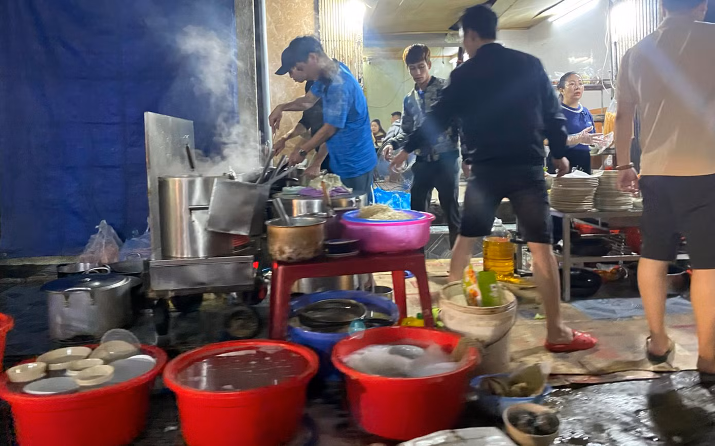 Cửa hàng thực phẩm trên phố Lê Chân (Hải Phòng) vừa nấu ăn, dọn rửa và xả nước thải ra vỉa hè, lòng đường.