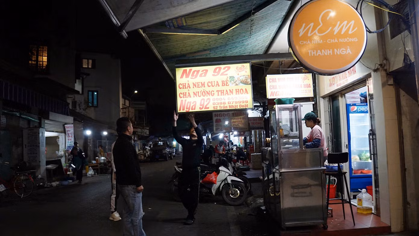 Cán bộ đô thị phường Cầu Đất kiểm tra, nhắc nhở và xử lý các hộ kinh doanh phố Trần Nhật Duật (Hải Phòng) vi phạm.