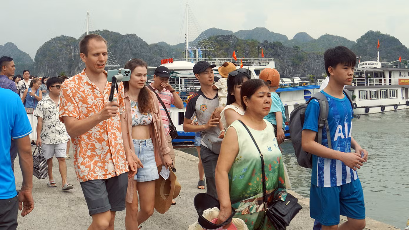 Khách du lịch nước ngoài đăng ký mua vé tàu tham quan ngắm vịnh Lan Hạ, thuộc Di sản thiên nhiên thế giới quần đảo Cát Bà.