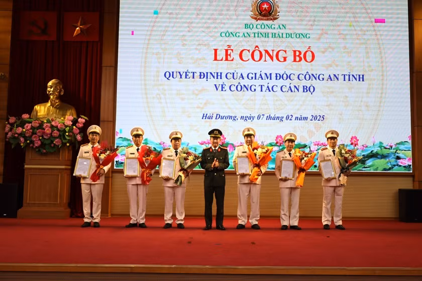 Giám đốc Công an tỉnh Hải Dương trao quyết định nghỉ công tác hưởng chế độ hưu trí đối với sáu cán bộ lãnh đạo cấp phòng.