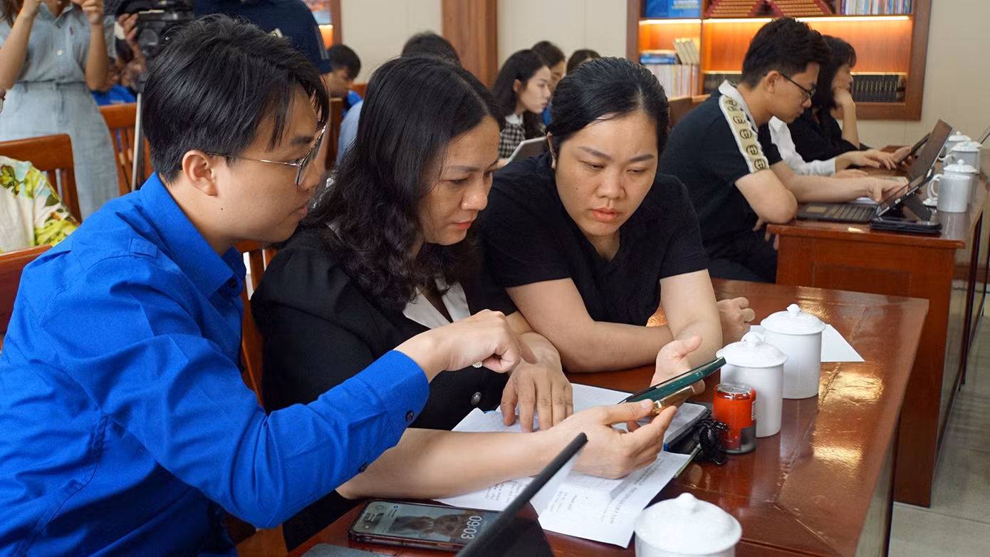 Chuyên gia AI Nguyễn Văn Tiệp tập huấn cho cán bộ Đoàn Hải Phòng thực hành ứng dụng công nghệ AI trong công tác đoàn và phong trào thiếu nhi.
