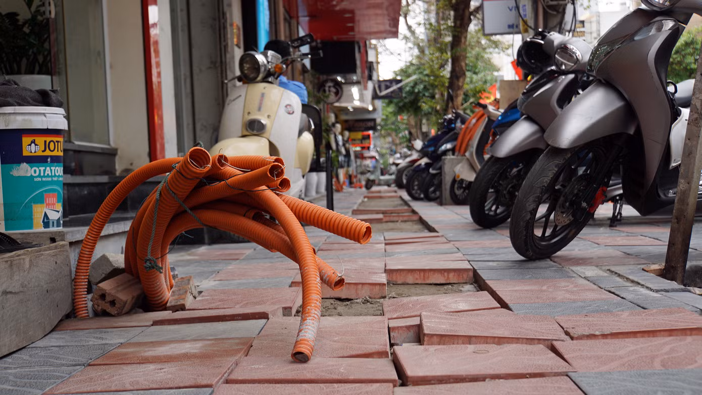 Đáng chú ý, có tình trạng lực lượng thi công di chuyển ổ điện như "cơm bữa" tại khu vực 45-47-49-51 Cầu Đất dẫn đến mâu thuẫn, ảnh hưởng đến tình hình an ninh, trật tự cả khu phố. Chính quyền địa phương đã nhiều lần họp bàn nhưng đến nay vẫn chưa có phương án giải quyết.