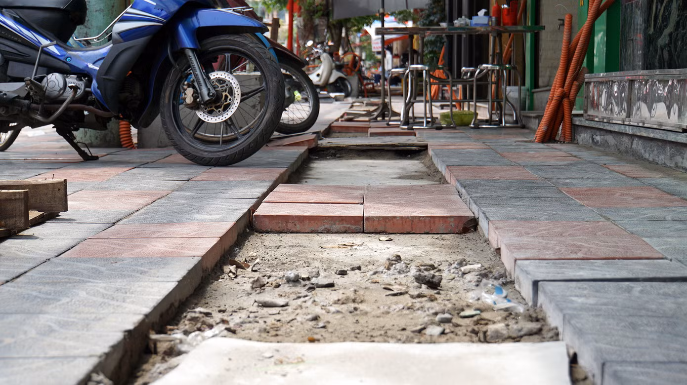 Ghi nhận của PV Tiền Phong, vỉa hè phố Cầu Đất dài khoảng 1km vẫn ngổn ngang gạch đá, vật liệu xây dựng gây ảnh hưởng cuộc sống, hoạt động kinh doanh buôn bán của người dân.