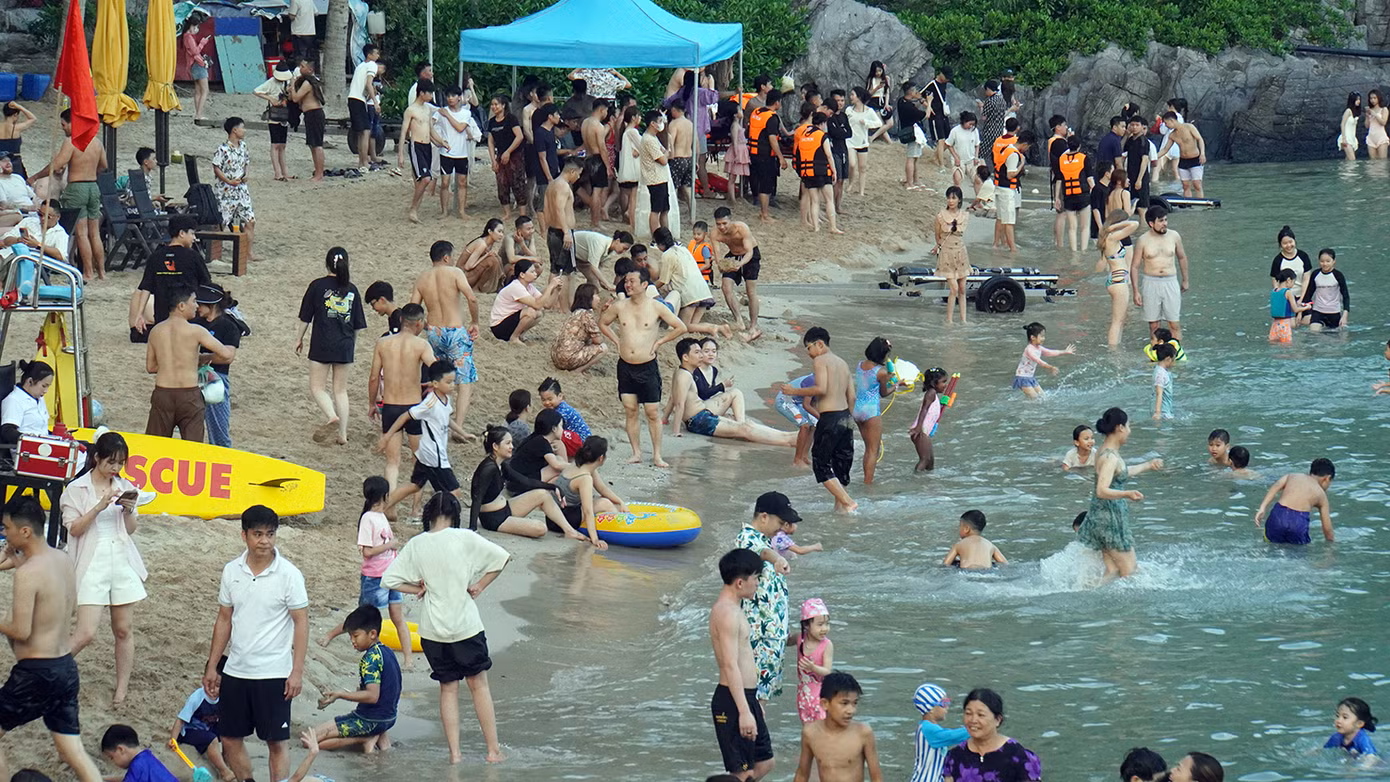 Mặc dù buổi sáng mưa nhẹ nhưng trưa và chiều trời nắng, các bãi tắm Cát Cò 1, Cát Cò 2, Cát Cò 3 trên đảo Cát Bà đều đông nghẹt khách đến tắm biển.