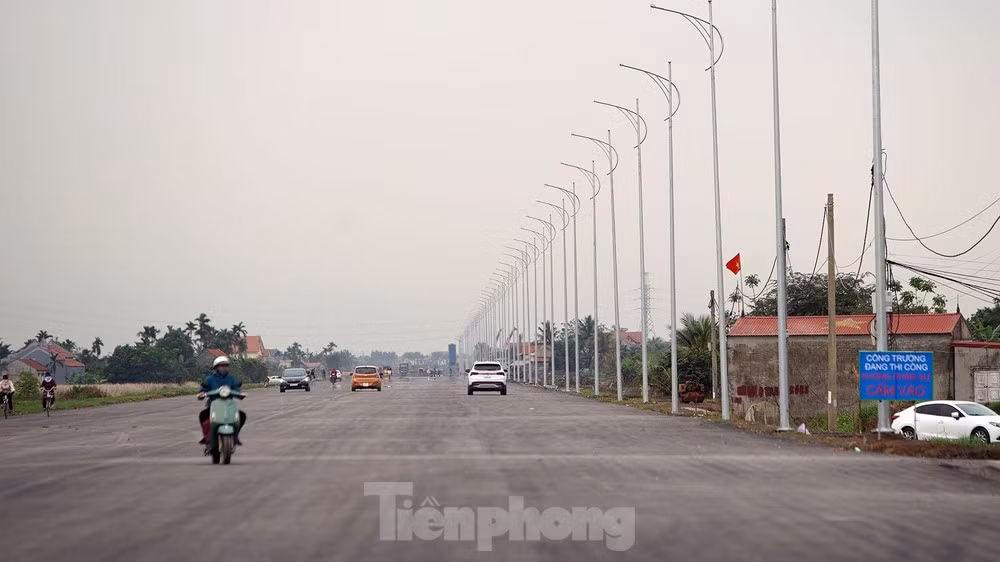 Dự án đường bộ ven biển thời gian dài phải dừng thi công do chủ đầu tư, nhà thầu gặp nhiều khó khăn.