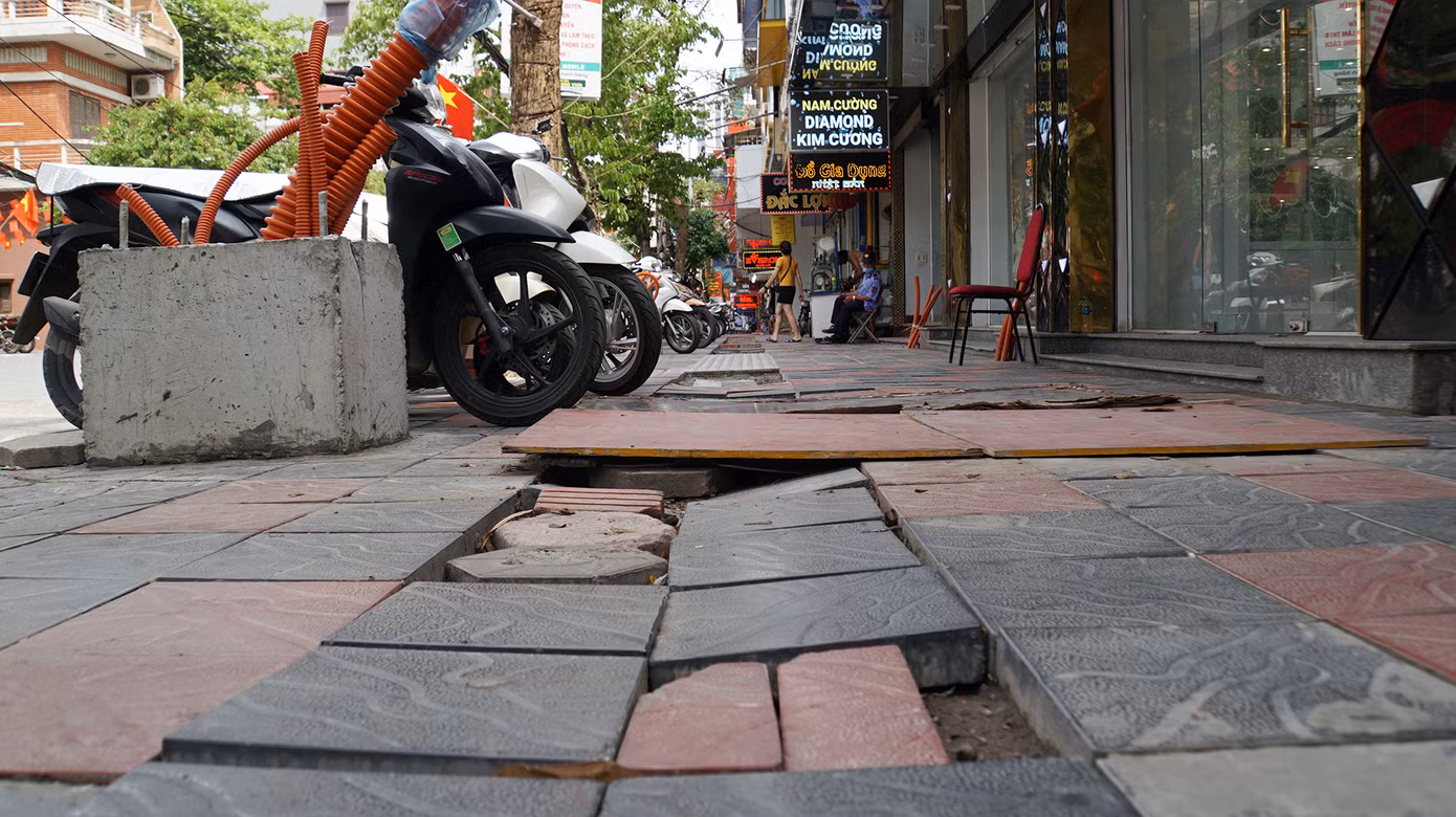 Ghi nhận của PV Tiền Phong, vỉa hè phố Cầu Đất dài khoảng 1km vẫn ngổn ngang gạch đá, vật liệu xây dựng gây ảnh hưởng cuộc sống, hoạt động kinh doanh buôn bán của người dân.