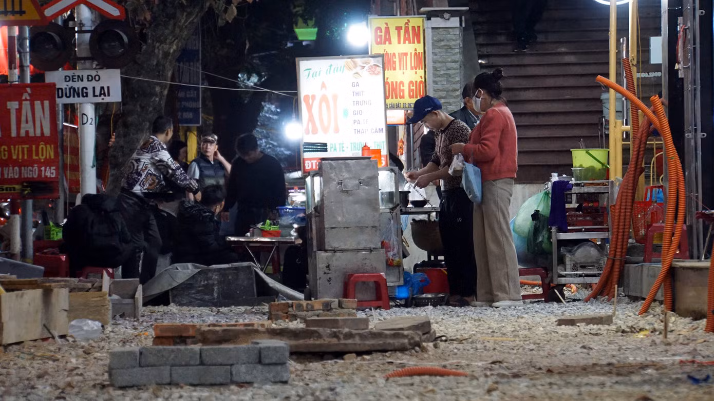 Theo bà, gần 2 tháng nay, vỉa hè bị lật tung, vật liệu ngổn ngang lòng đường, mỗi khi công nhân làm việc kết hợp xe cộ kẹt cứng, bụi mù mịt khiến các cửa hàng kinh doanh ẩm thực ế hàng. Còn các hộ kinh doanh quần áo, kim hoàn, bánh trái đóng cửa vì bụi. Chỉ lác đác vài quán ăn vỉa hè bán mưu sinh.
