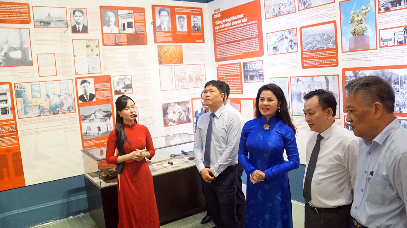Phát biểu khai mạc, bà Trần Thị Hoàng Mai - Giám đốc Sở VHTT&amp;DL Hải Phòng nhấn mạnh, chuyên đề trưng bày nhằm giới thiệu tới công chúng, thế hệ trẻ về sự quan tâm, chỉ đạo của Chủ tịch Hồ Chí Minh đối với Hải Phòng; về lịch sử chiến đấu, xây dựng và phát triển của Đảng bộ, quân và dân thành phố, mà trong đó, Đảng bộ, nhân dân Hải Phòng luôn khắc ghi, thấm nhuần và làm theo lời căn dặn của Chủ tịch Hồ Chí Minh trong từng giai đoạn lịch sử.
