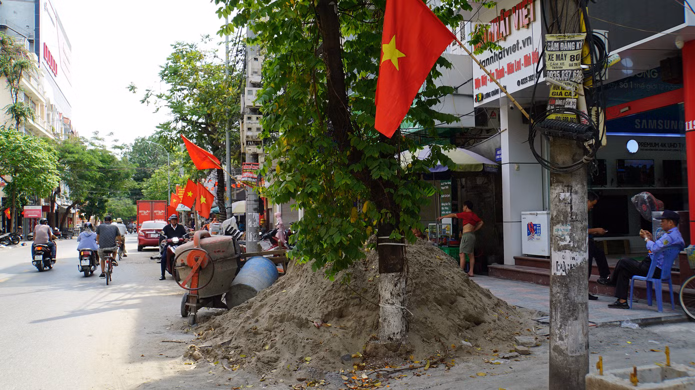 Tương tự, khu phố Lương Khánh Thiện (quận Ngô Quyền) cũng được thi công từ cuối năm 2024, song đến nay tuyến phố này vẫn ngổn ngang vật liệu, gạch đá. Hàng trăm hộ kinh doanh dọc phố trung tâm này chật vật vì không bán được hàng, cuộc sống bị đảo lộn.