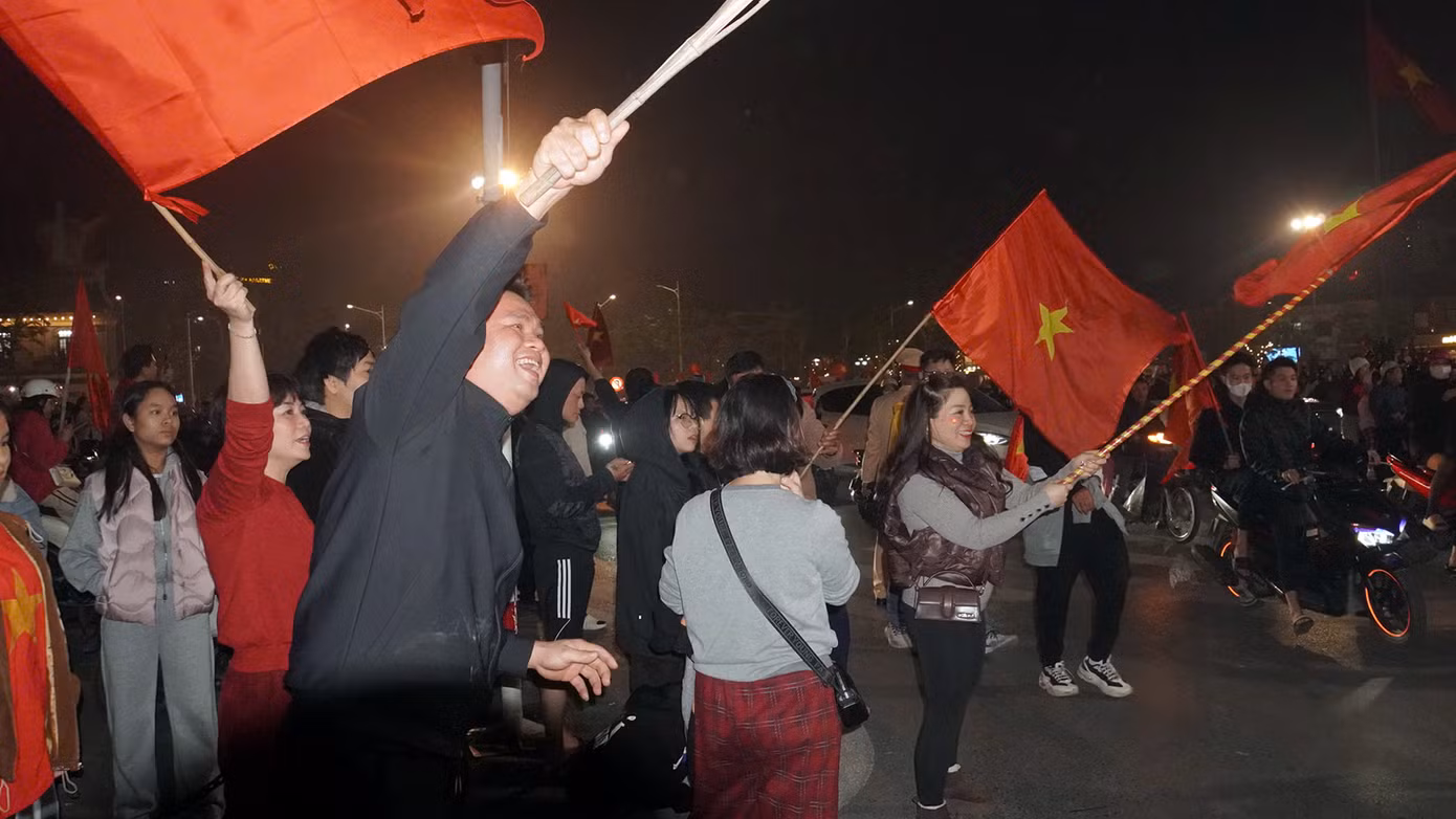Người già, trẻ nhỏ đứng trước cửa nhà, vỉa hè, hò reo cổ vũ theo các đoàn cổ động viên "đi bão".