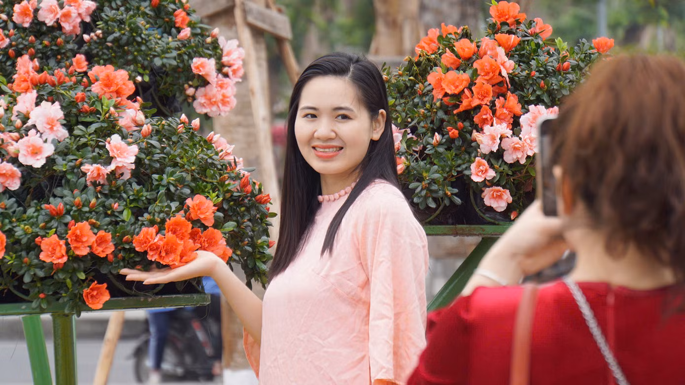 Buổi trưa và chiều, nhiều người Hải Phòng diện áo váy lên phố ngắm hoa, chụp ảnh check-in, vui chơi Tết sớm.