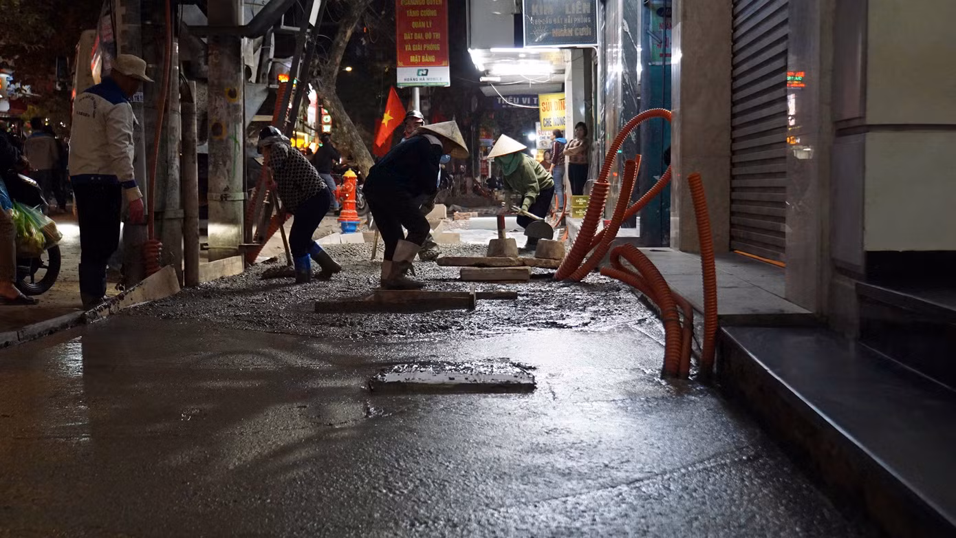 Công nhân cán bê tông một đoạn vỉa hè phố Cầu Đất đêm 23/1 (tức ngày 24 Tháng Chạp Tết Nguyên đán Ất Tỵ 2025).