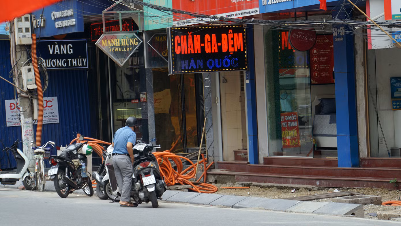 Đáng chú ý, có tình trạng lực lượng thi công di chuyển ổ điện như "cơm bữa" tại khu vực 45-47-49-51 Cầu Đất dẫn đến mâu thuẫn, ảnh hưởng đến tình hình an ninh, trật tự cả khu phố. Chính quyền địa phương đã nhiều lần họp bàn nhưng đến nay vẫn chưa có phương án giải quyết.