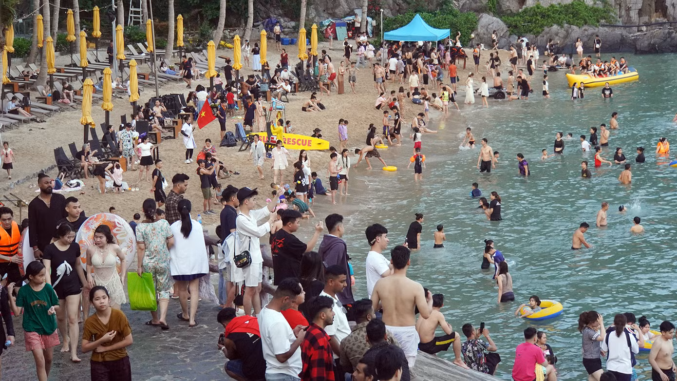 Mặc dù buổi sáng mưa nhẹ nhưng trưa và chiều trời nắng, các bãi tắm Cát Cò 1, Cát Cò 2, Cát Cò 3 trên đảo Cát Bà đều đông nghẹt khách đến tắm biển.