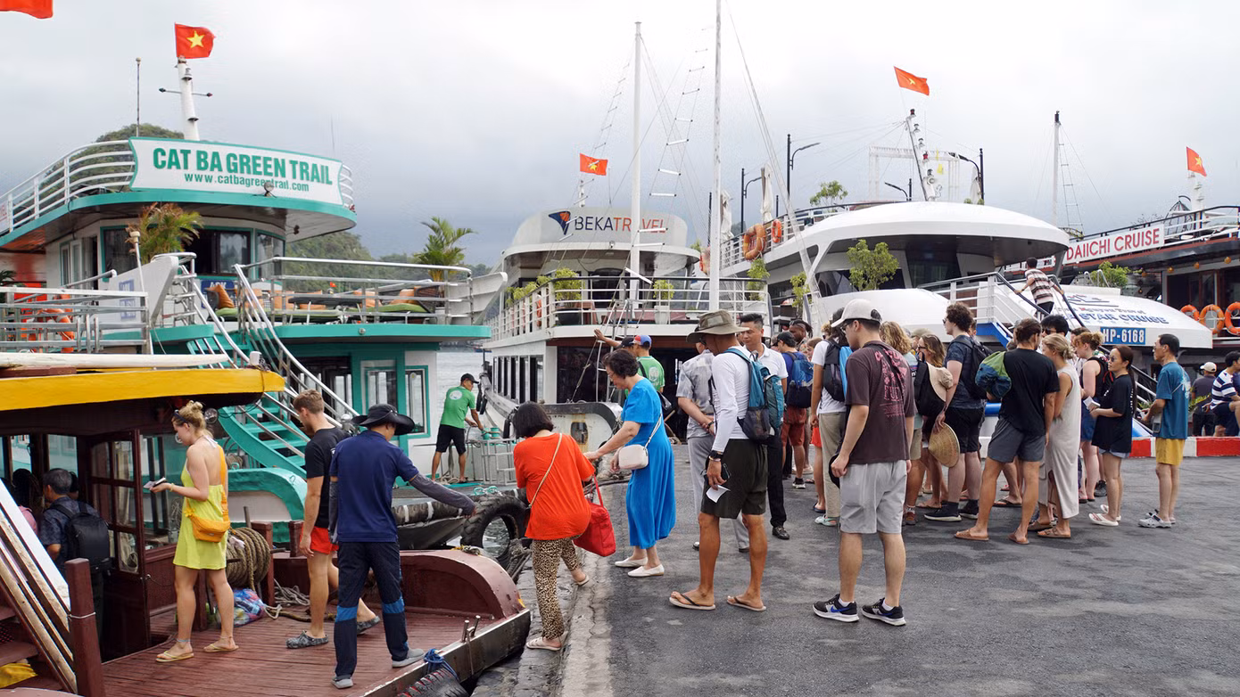 Khách du lịch vịnh Lan Hạ.