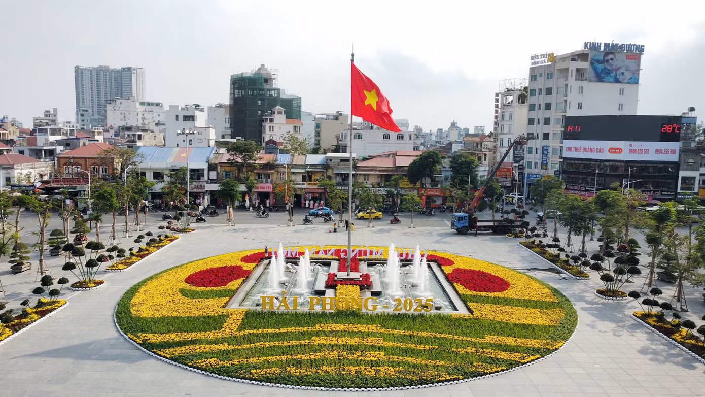 Khu vực cột cờ, trước nhà hát thành phố được trang trí các thảm hoa trạng nguyên đỏ, hoa cúc vàng và tạo hình theo biểu tượng thành phố mới được công bố.