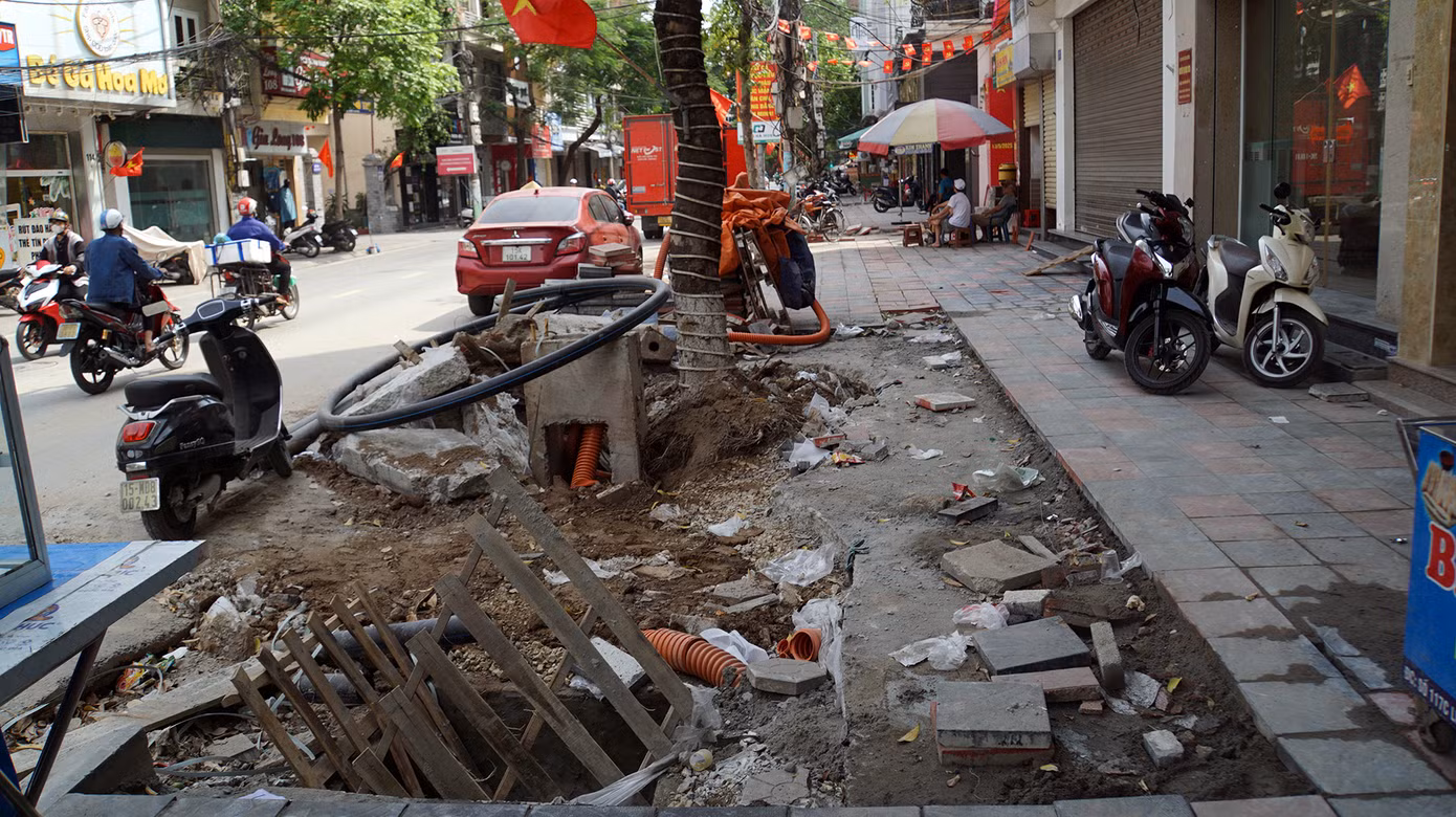 Trao đổi với Tiền Phong, đại diện Trung tâm Quản lý, Bảo trì giao thông công cộng và Đăng kiểm thủy (thuộc Sở Xây dựng sau sáp nhập) cho biết, dự kiến dự án sửa chữa vỉa hè phố Cầu Đất, Lương Khánh Thiện (quận Ngô Quyền) sẽ hoàn thiện vào tháng 6. Tuy nhiên do khối lượng công việc lớn, phức tạp, phải thay đổi thiết kế lối ngõ ra phố và vị trí ổ điện. Do đó, việc tổ chức thi công gặp khó khăn dẫn đến tình trạng chậm tiến độ, nhếch nhác.