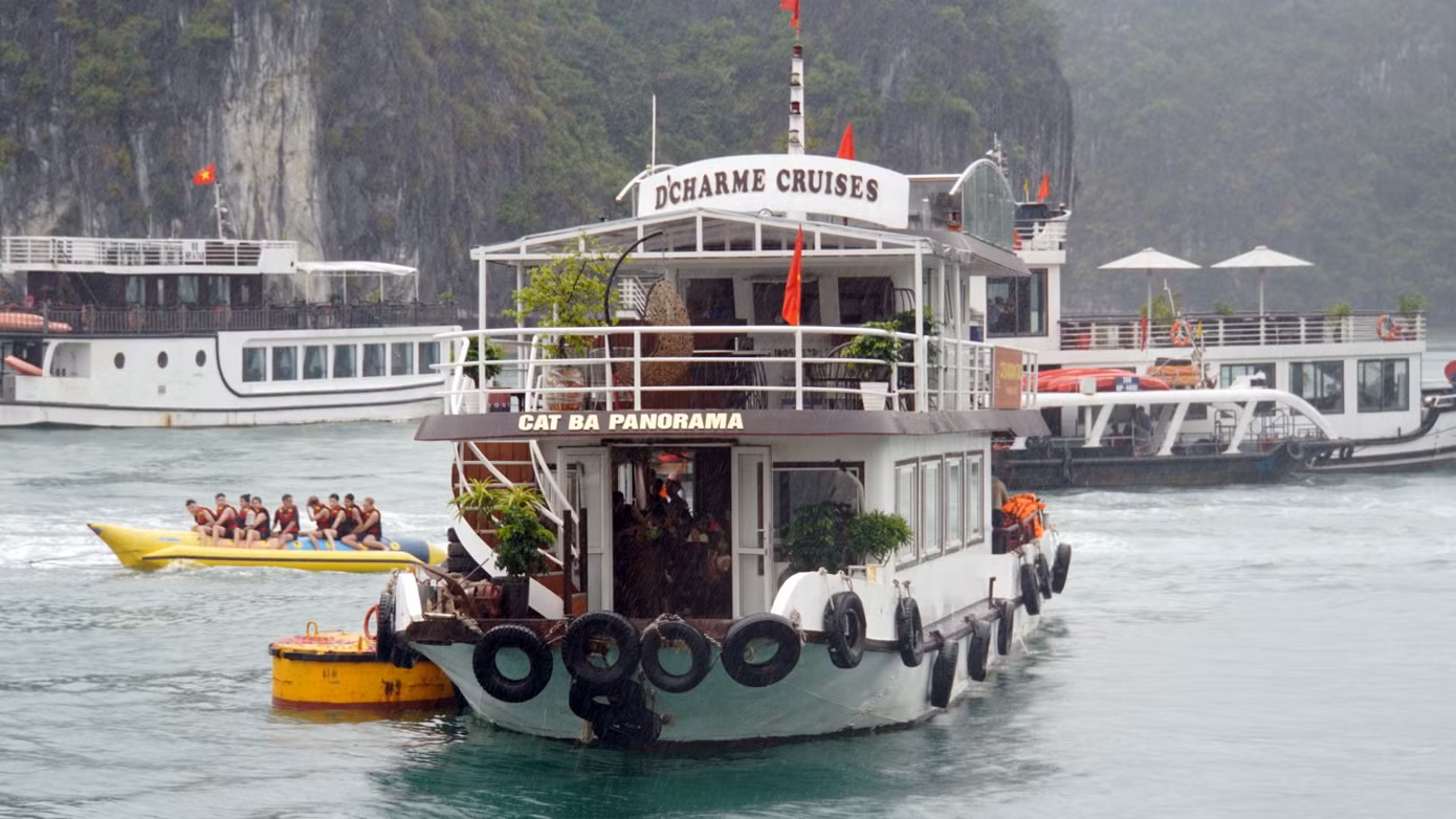 Một lái tàu du lịch ở Cát Bà chia sẻ, đầu mùa du lịch hè, phần lớn khách du lịch ra Cát Bà đều lựa chọn và tỏ ra thích thú với hành trình đi tàu tham quan, ngắm vịnh thuộc Di sản thiên nhiên thế giới quần đảo Cát Bà.