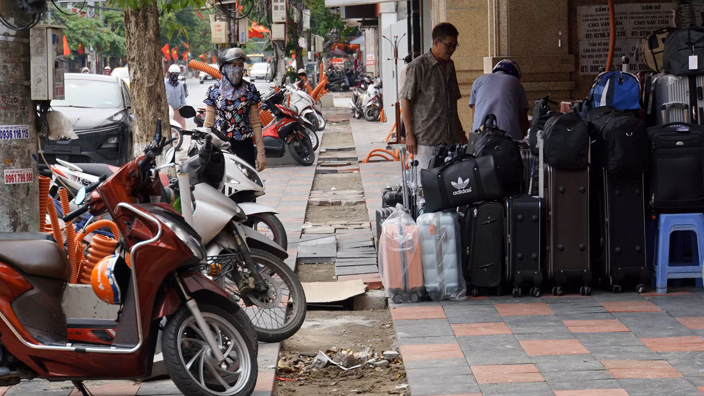 Ông Cao Xuân Đàm cũng cho biết, dọc phố dài hàng trăm mét được lát đá vỉa hè nhưng theo kiểu "gặm nhắm", "xôi đỗ".