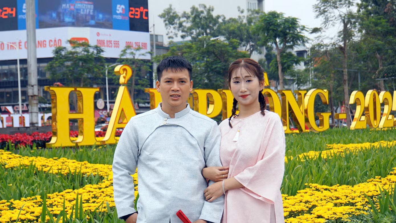 Nhiều gia đình, các đôi bạn trẻ cũng tranh thủ thời gian nghỉ chụp ảnh kỷ niệm thời điểm trung tâm thành phố được trang trí hoa cảnh rực rỡ.