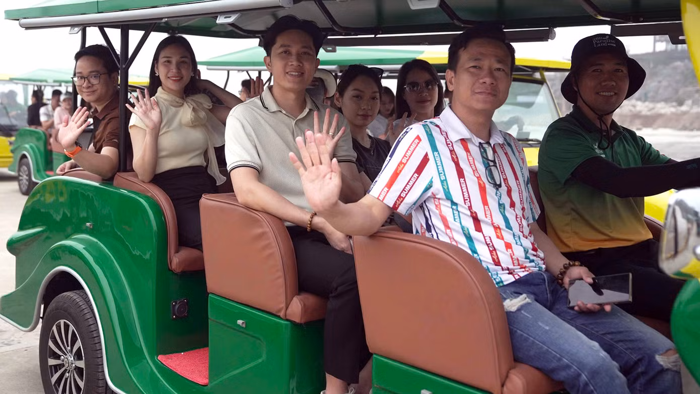 Hệ thống ô tô điện chở khách miễn phí từ bến phà ra vịnh trung tâm Cát Bà từ cuối tháng 4.