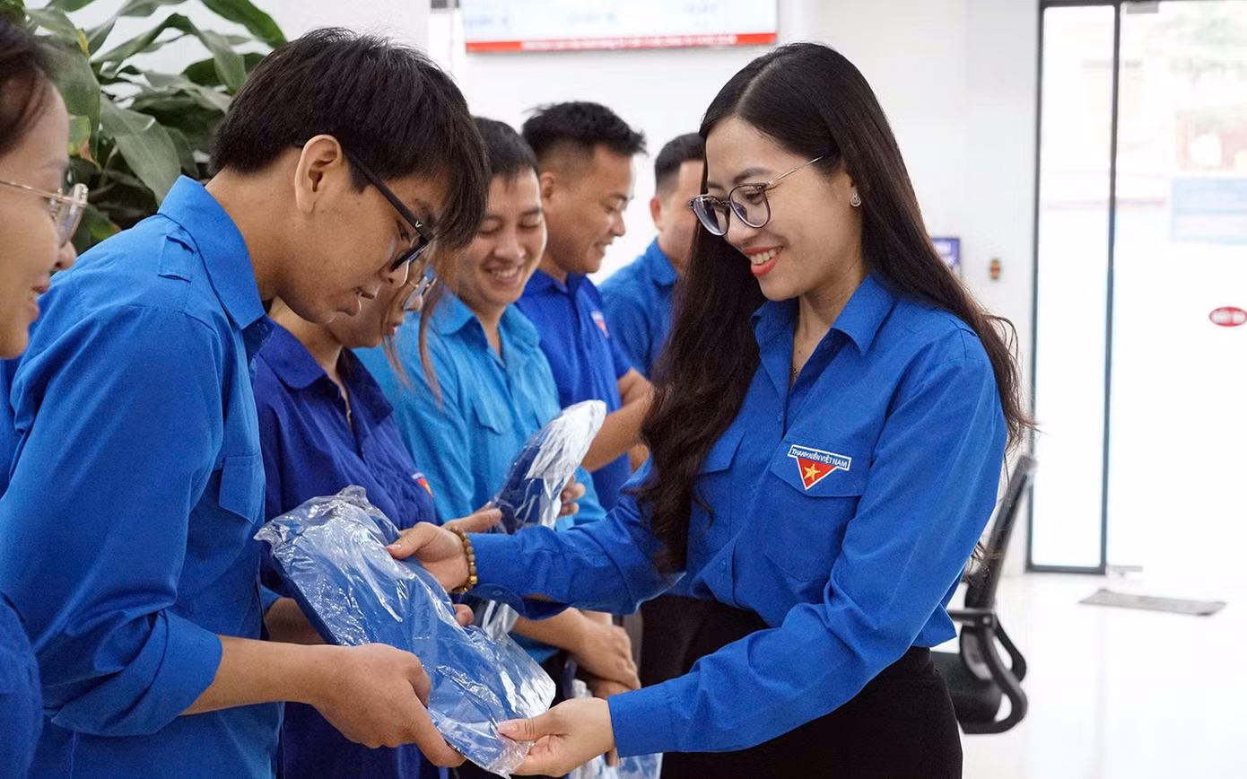 Chị Nguyễn Thị Thủy - Bí thư Thành Đoàn Hải Phòng tặng mũ, áo xanh tình nguyện cho các đoàn viên thanh niên các phường, xã tham gia thực hiện nhiệm vụ.