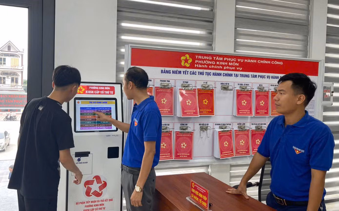 Đoàn viên thanh niên hướng dẫn lấy số, xếp hàng đăng ký giải quyết thủ tục hành chính.